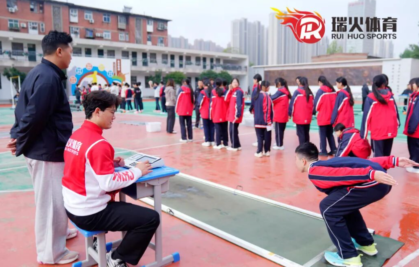 瑞火体育助力郑州市52中举行七八九年级中考体育秋季过程测试！ 